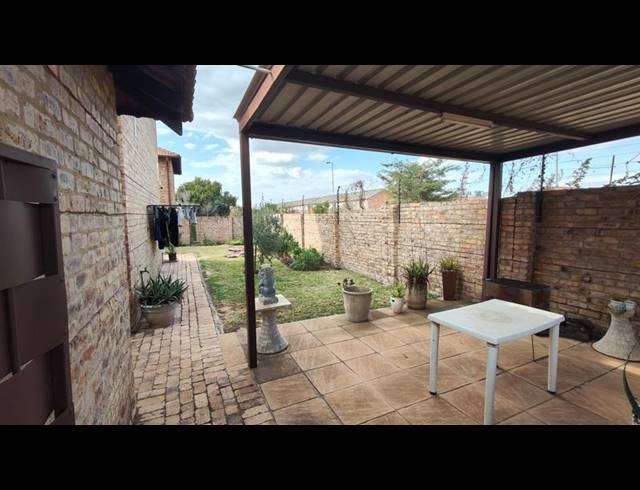 2 BEDROOM TOWNHOUSE FOR SALE IN ANNLIN